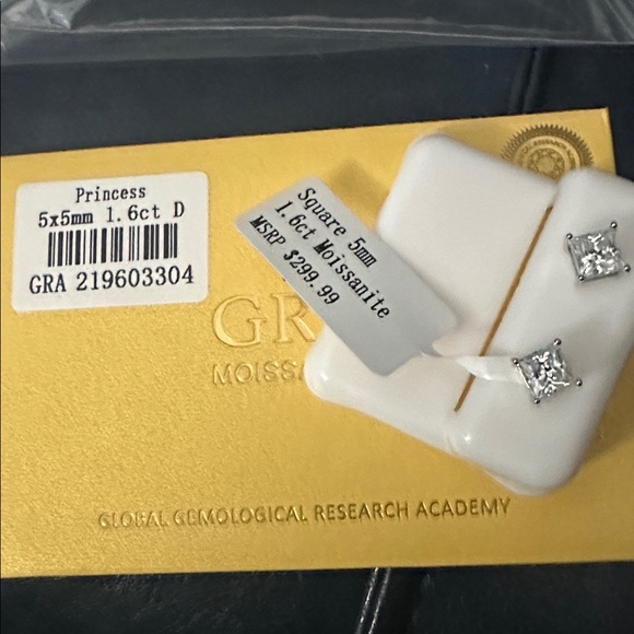 Moissanite square Stud Earrings 1.6 ct sterling silver with GRA certificate - Picture 3 of 5